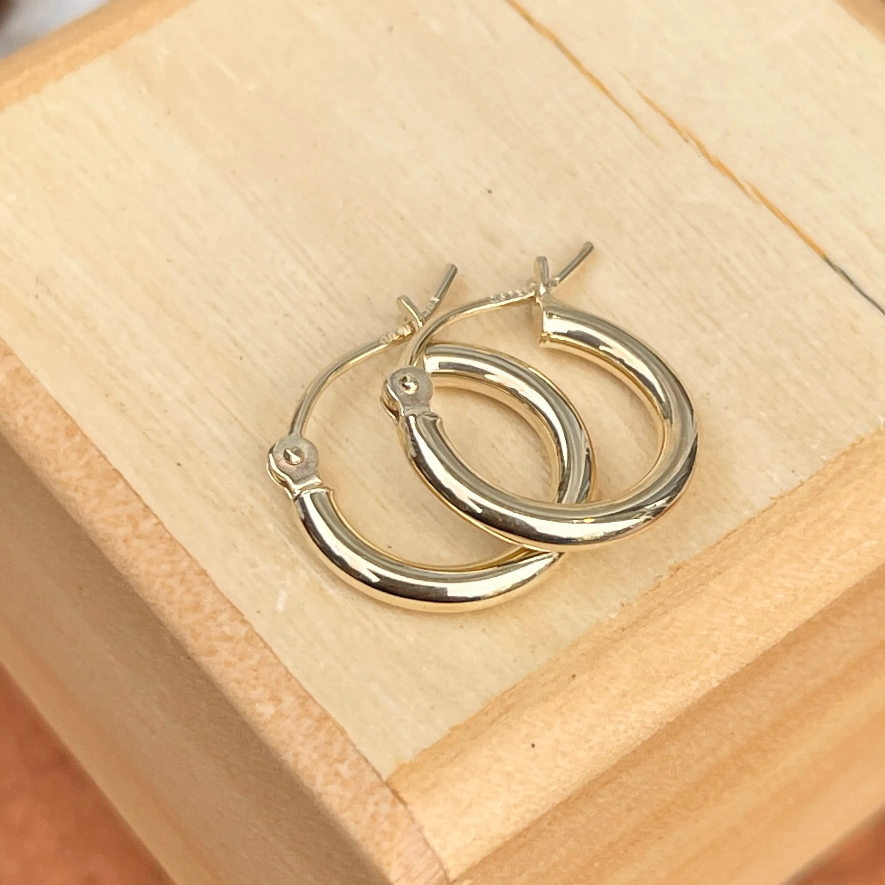 10KT Yellow Gold 2mm Tube Hoop Earrings 9mm
