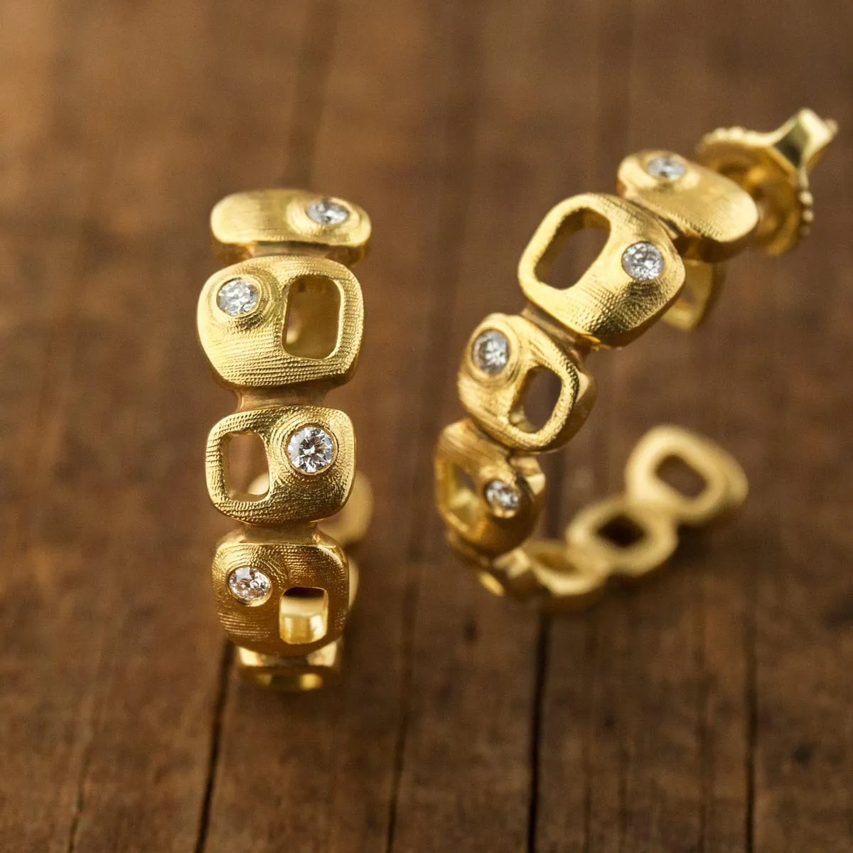 18K Totem Diamond Earrings - E-222