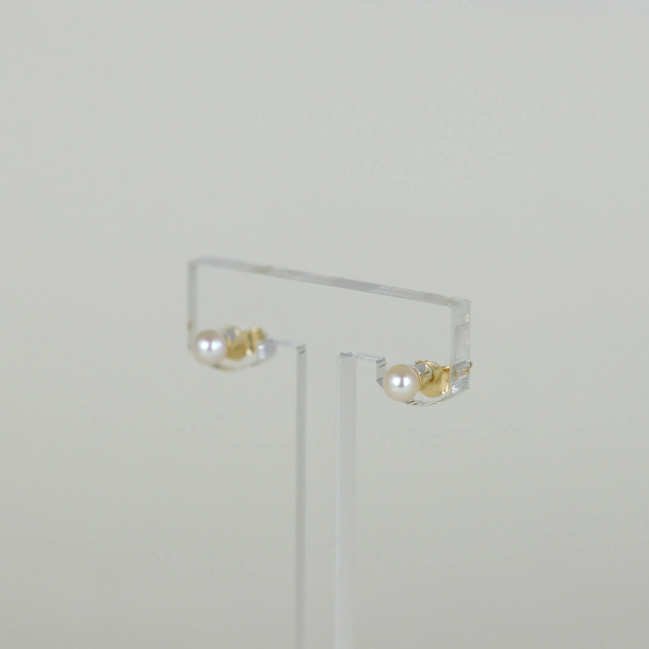 9ct Yellow Gold 4mm Round Cultured Pearl Stud Earrings