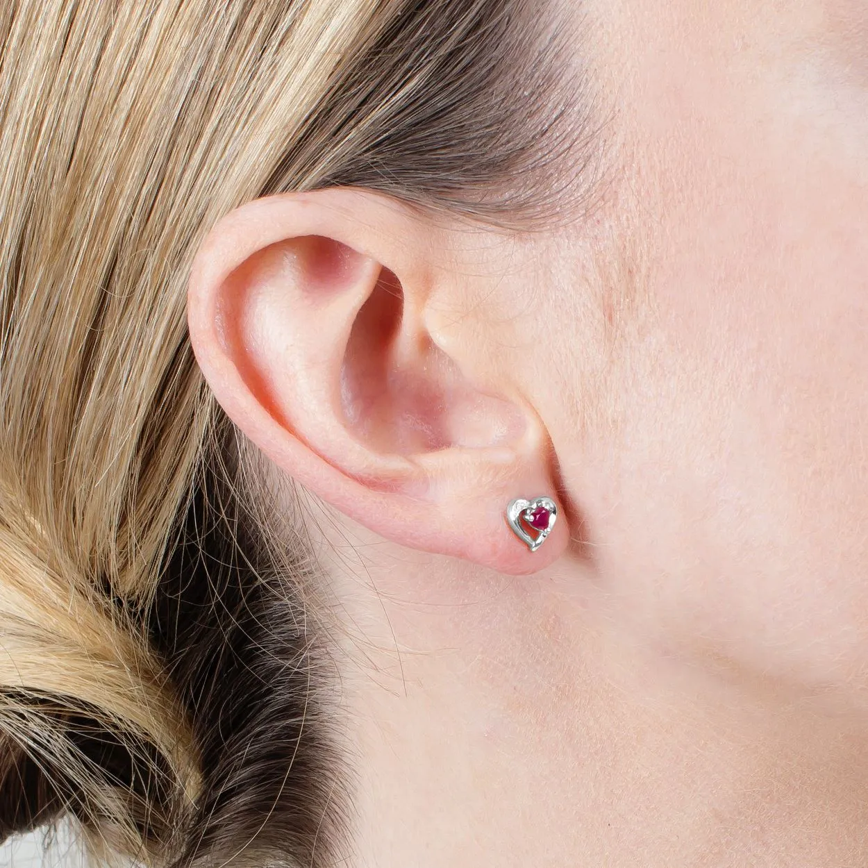 Boucles d'Oreilles Clou Cœur Classique Or Blanc 375 Rubis et Diamant