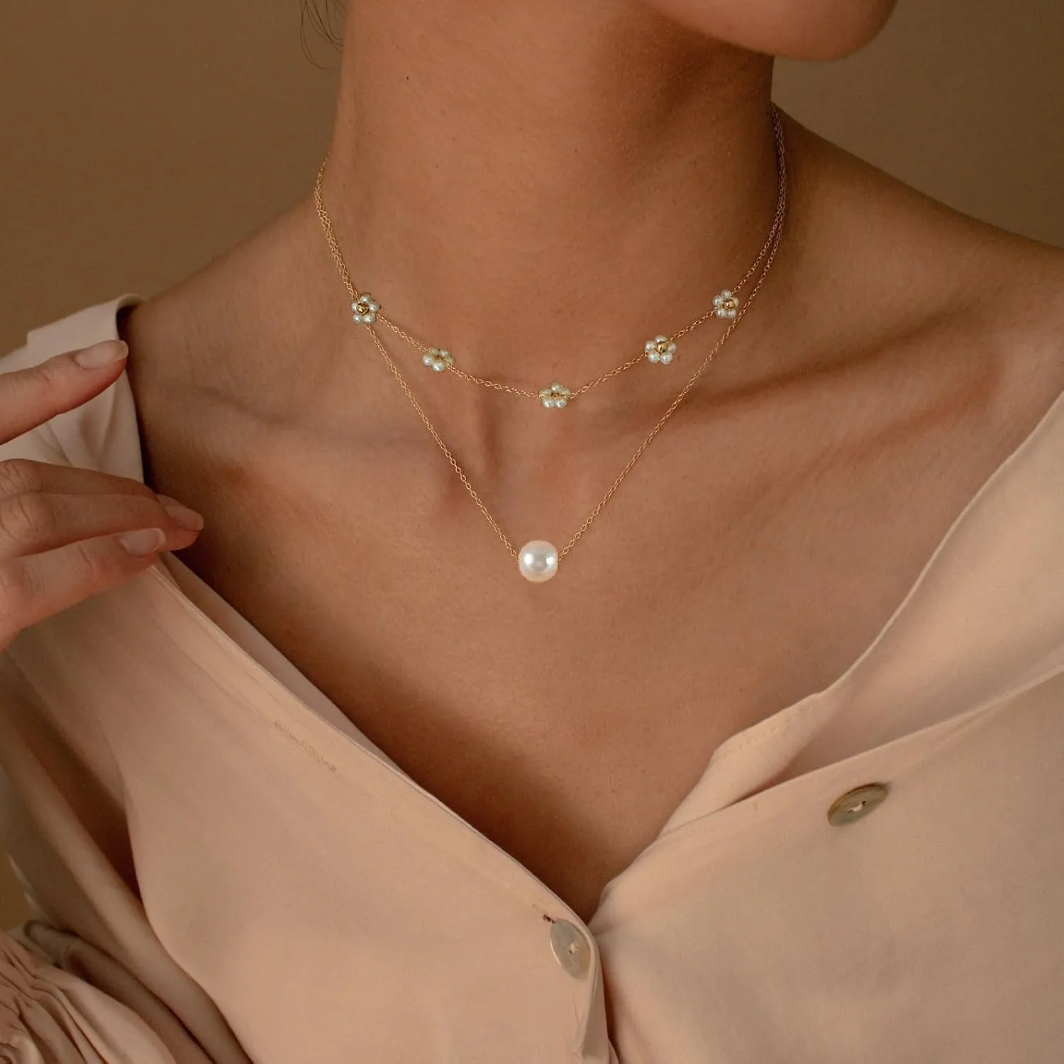 CJIAYUJEW Gold Pearl Necklaces Set for Women Gold Layered Pearl Daisy Necklaces Dainty Pearl Choker Pearl Earrings Gold Pearl Necklace Wedding Trendy Jewelry Set for Women