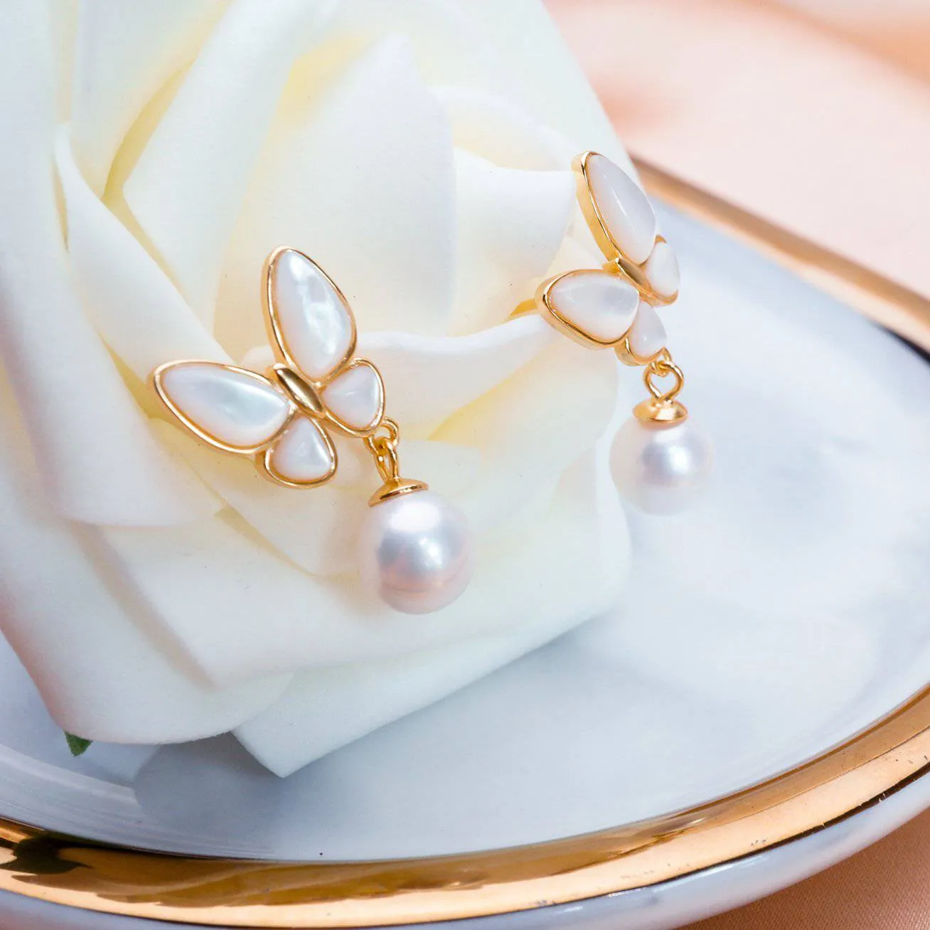 Elegant Freshwater Pearl Earrings WE00100