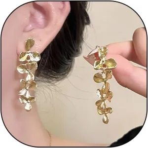 Gold Flower Long Dangle Earrings for Women Boho Vintage Metal Petal Dangling Statement Earring Minimalist Floral Drop Earrings for Bride Bridesmaid