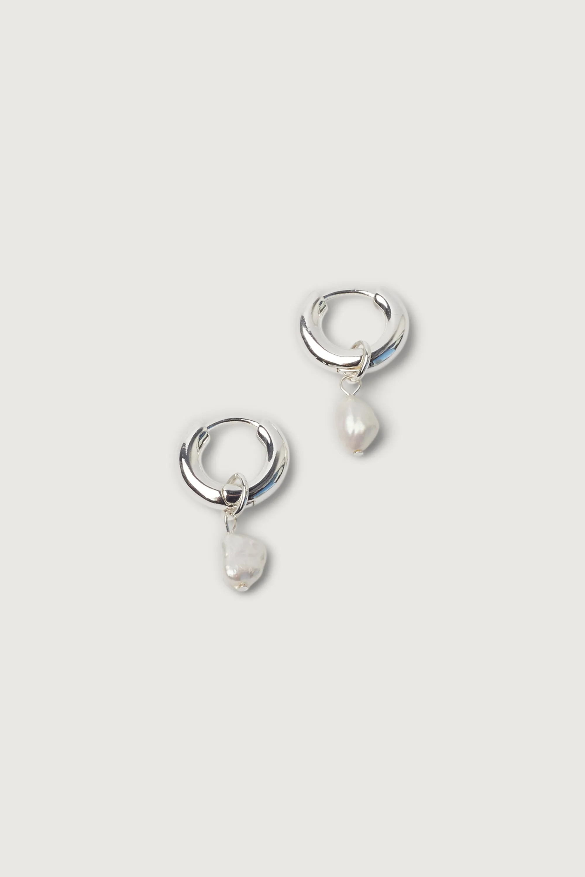 HUGGIE HOOP WITH PEARL PENDANT