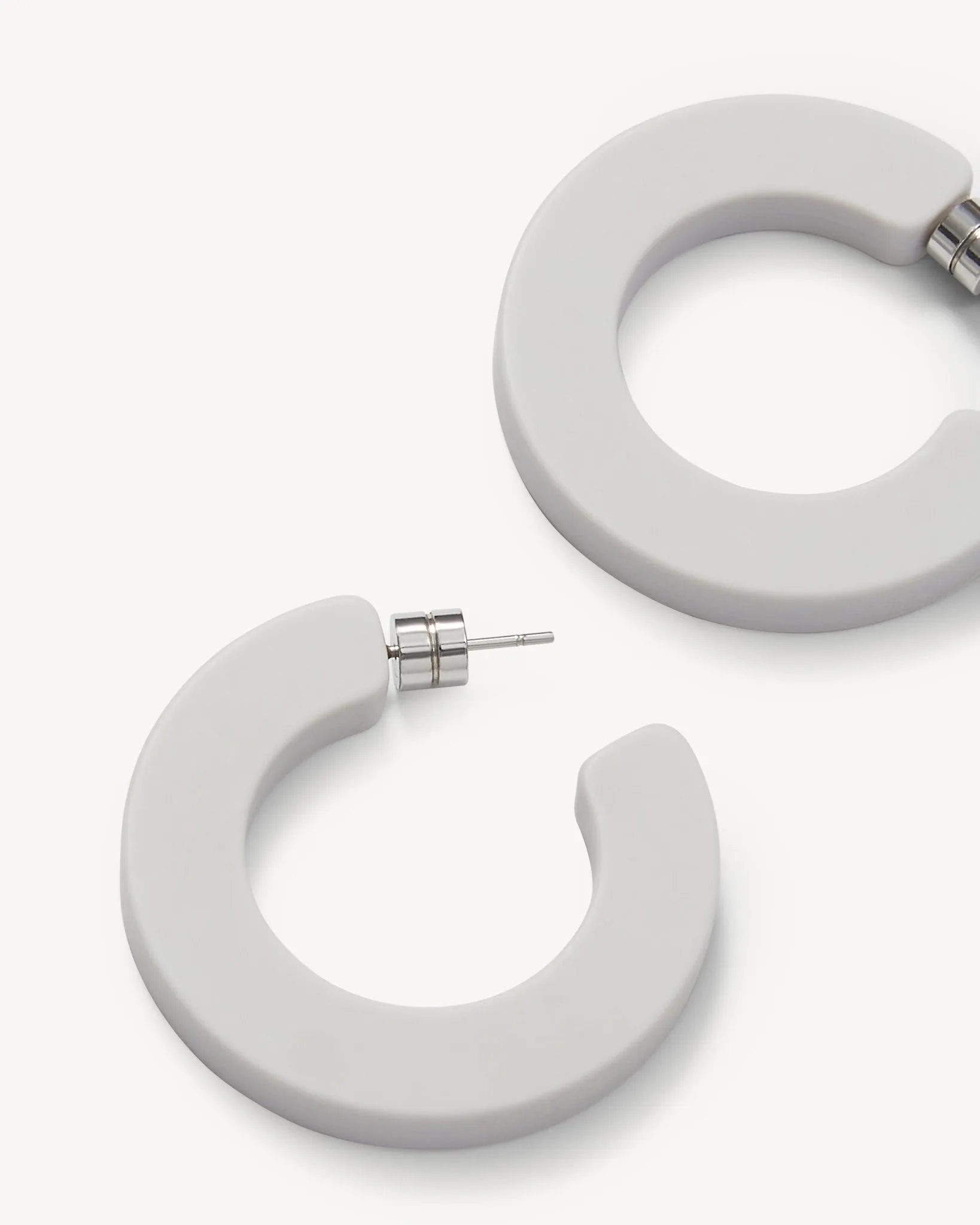 Kate Hoops in Light Grey Matte