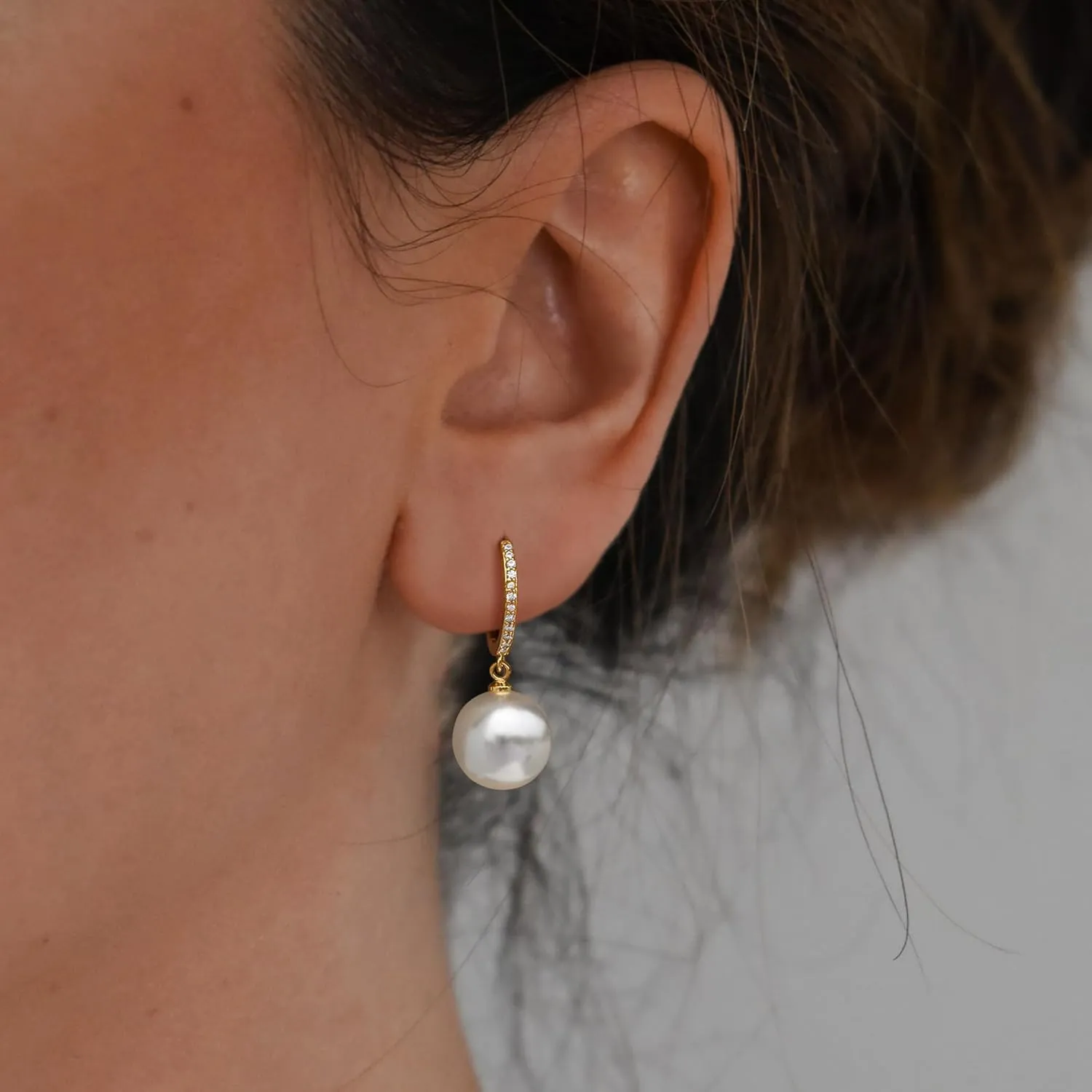 Pearl Earrings for Women, Dainty Gold Hoop Earrings Pearl Earrings for Women Trendy 14k Gold Plated Pearl Drop Earrings Hoops Hypoallergenic Pearl Huggie Earrings Gold Earrings Jewelry Gifts