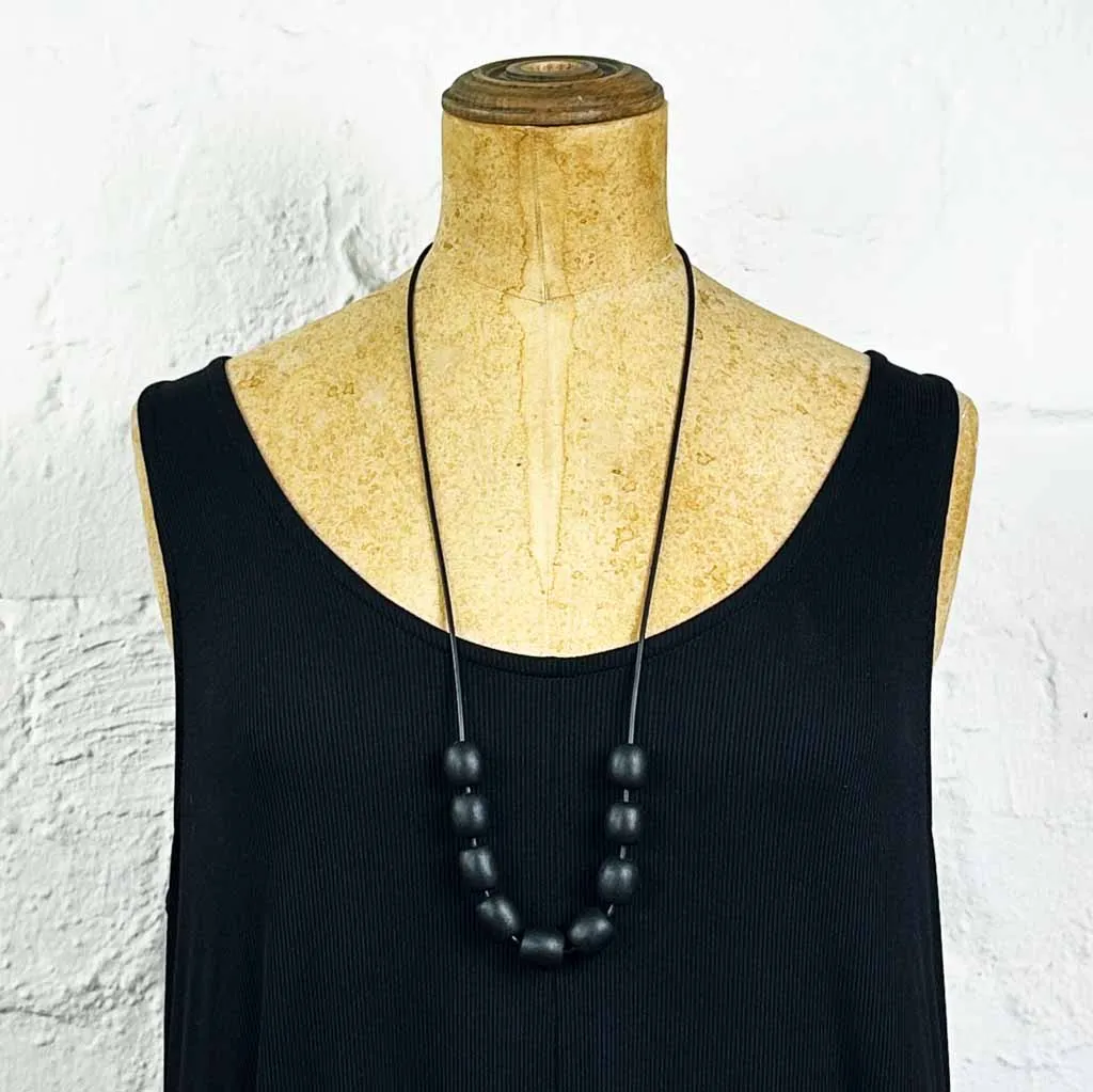 Resin barrel bead necklace-black