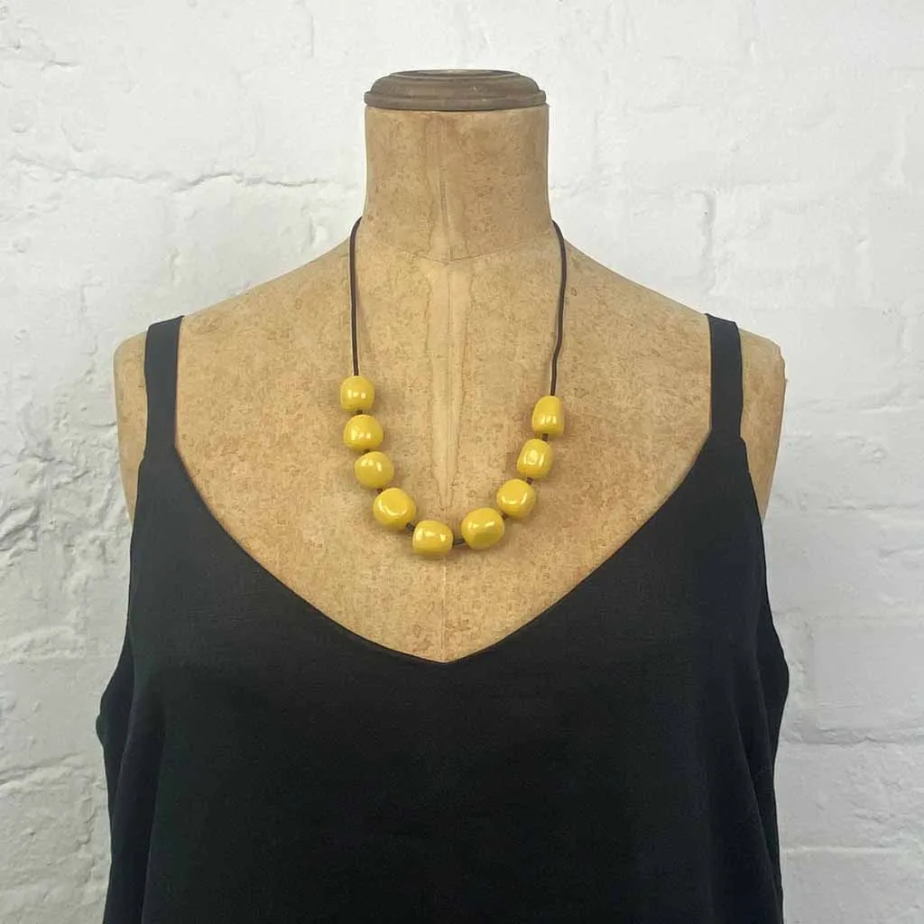 Resin barrel bead necklace-black