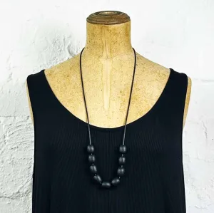 Resin barrel bead necklace-black