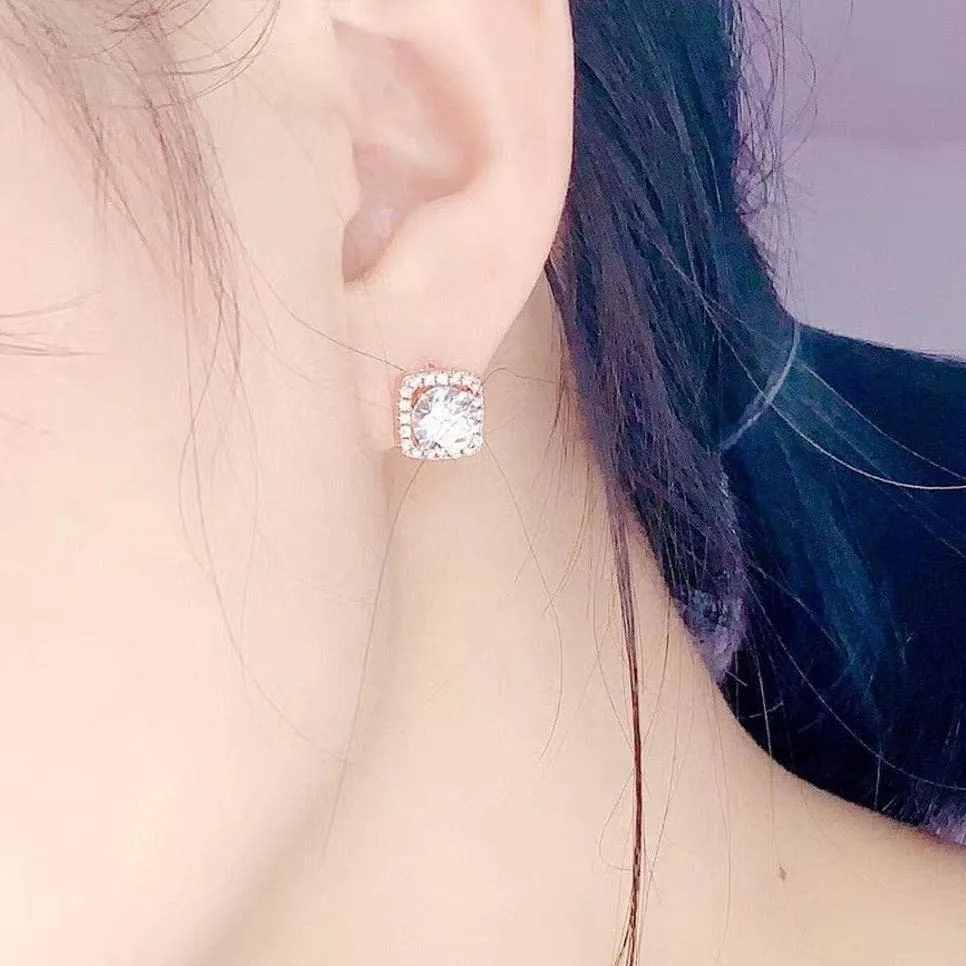 Round Diamond Attractive Character Stud Earrings