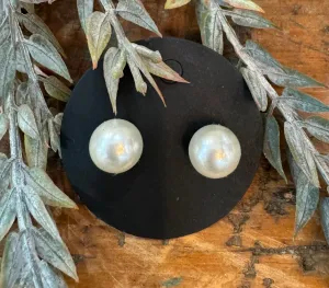 SMALL PEARL STUDS