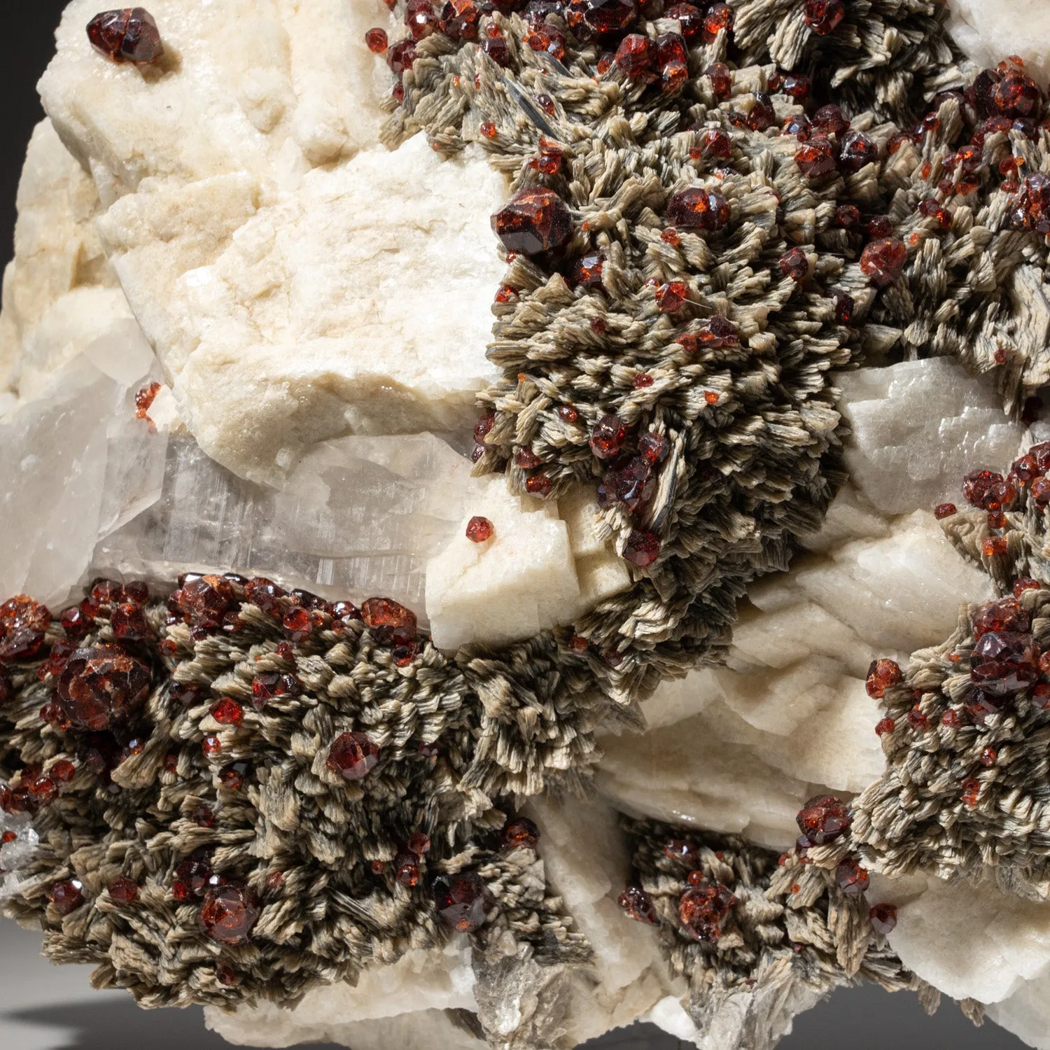 Spessartine Garnet with Muscovite on Albite Matrix From Tongbei-Yunling District, Fujian Province, China