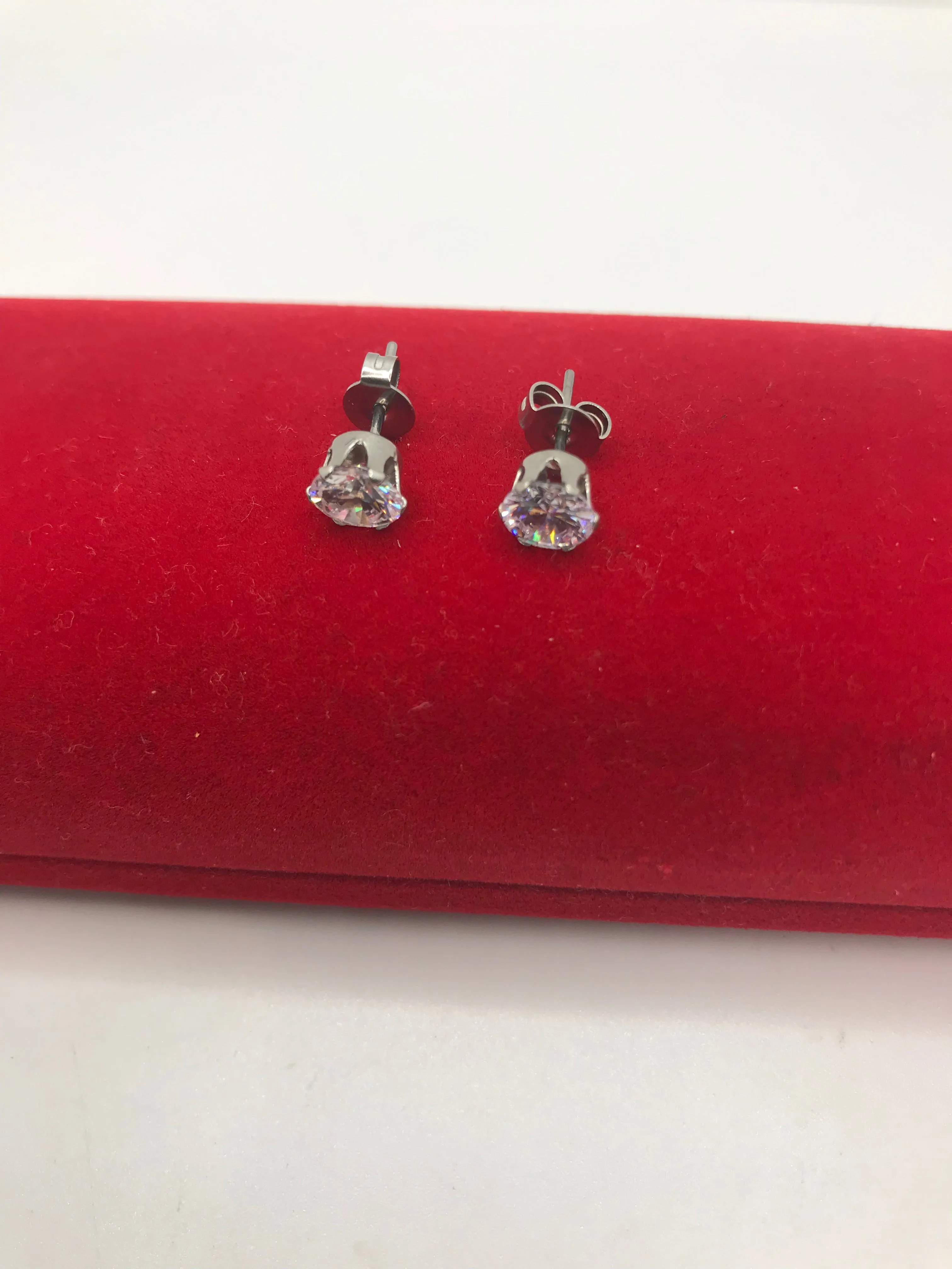 Stainless steel round CZ stone stud