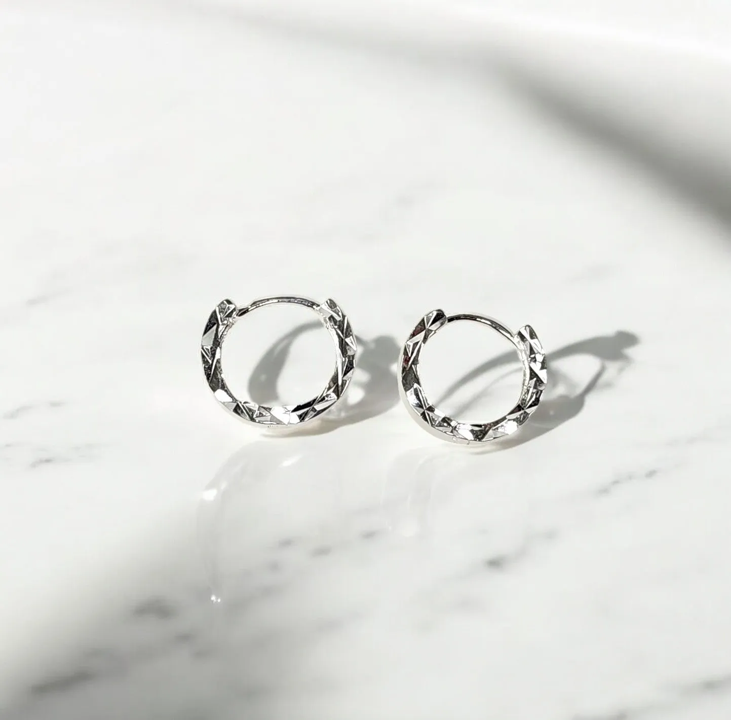Sterling Silver Diamond-Cut Hoop Earrings – Minimalist Hypoallergenic Jewelry