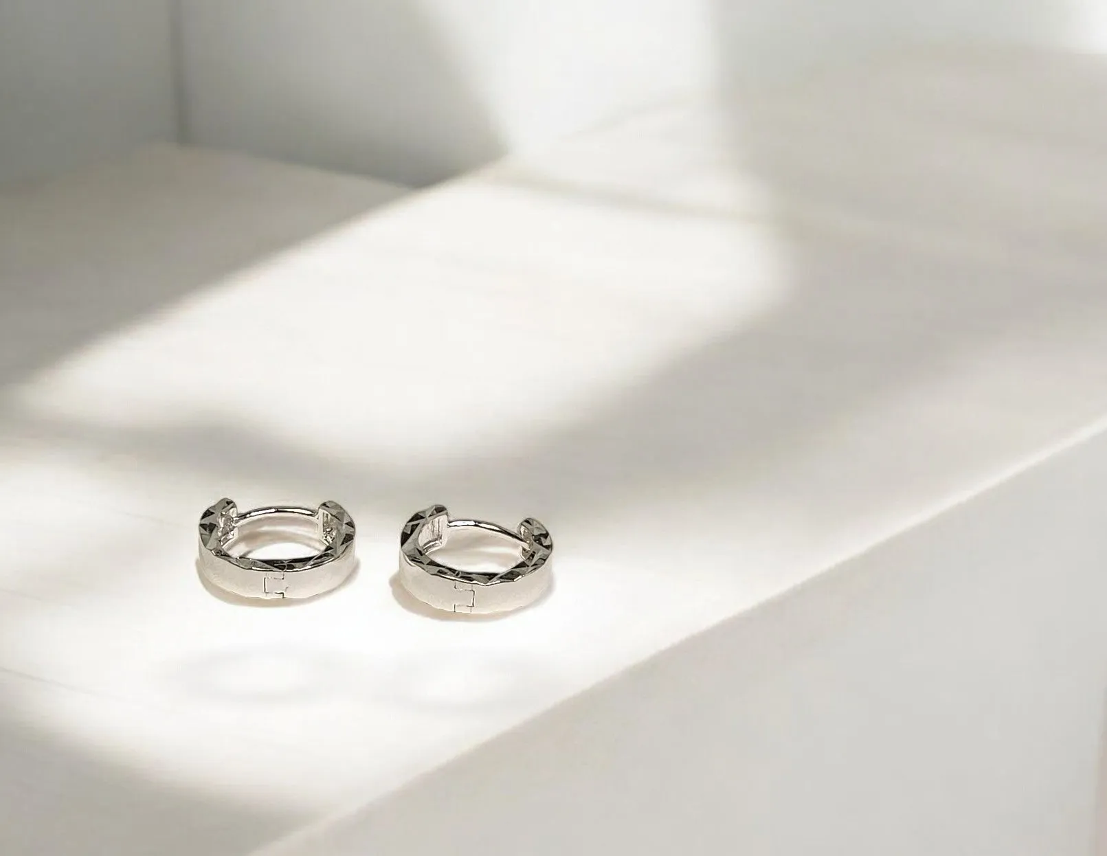 Sterling Silver Diamond-Cut Hoop Earrings – Minimalist Hypoallergenic Jewelry