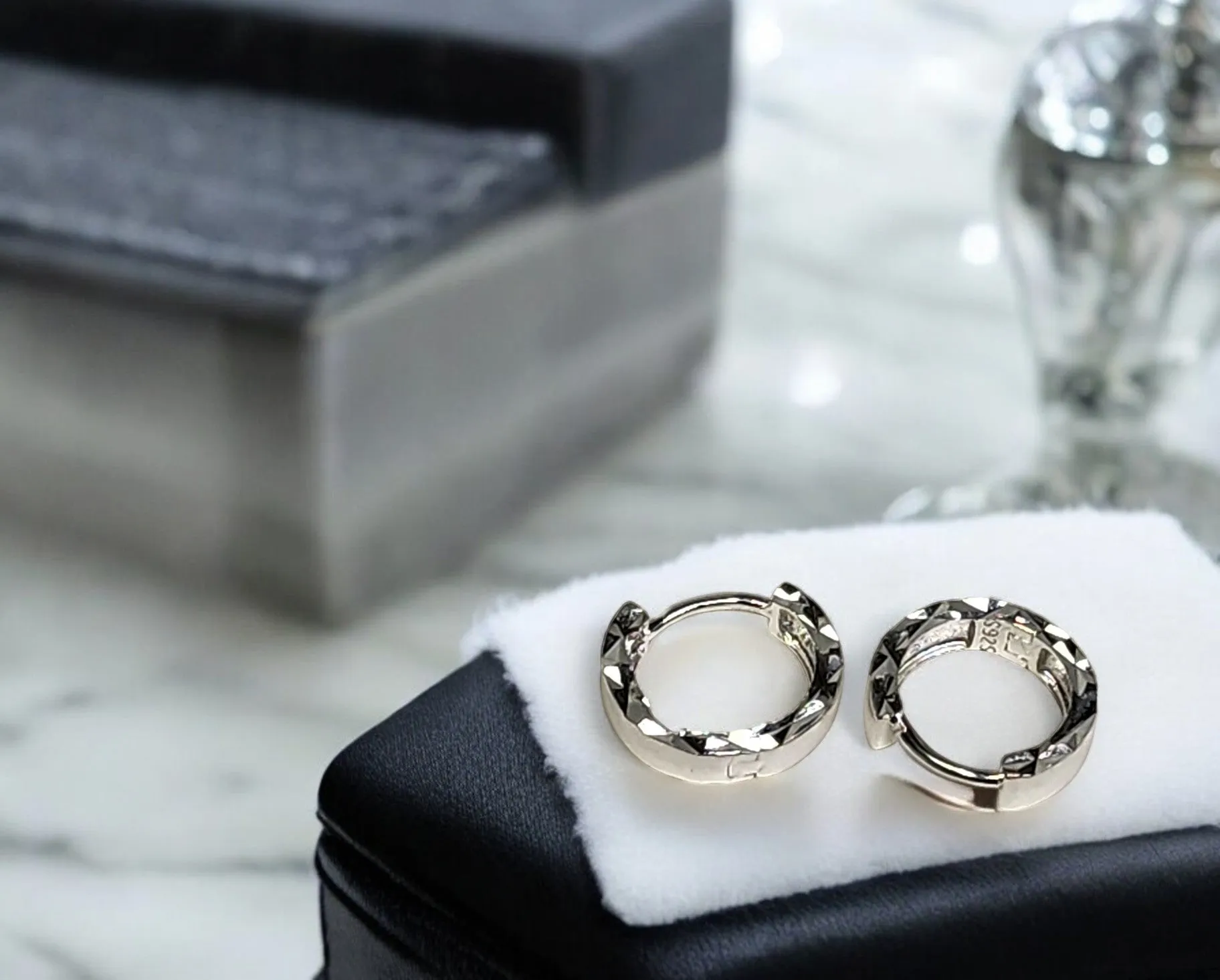 Sterling Silver Diamond-Cut Hoop Earrings – Minimalist Hypoallergenic Jewelry