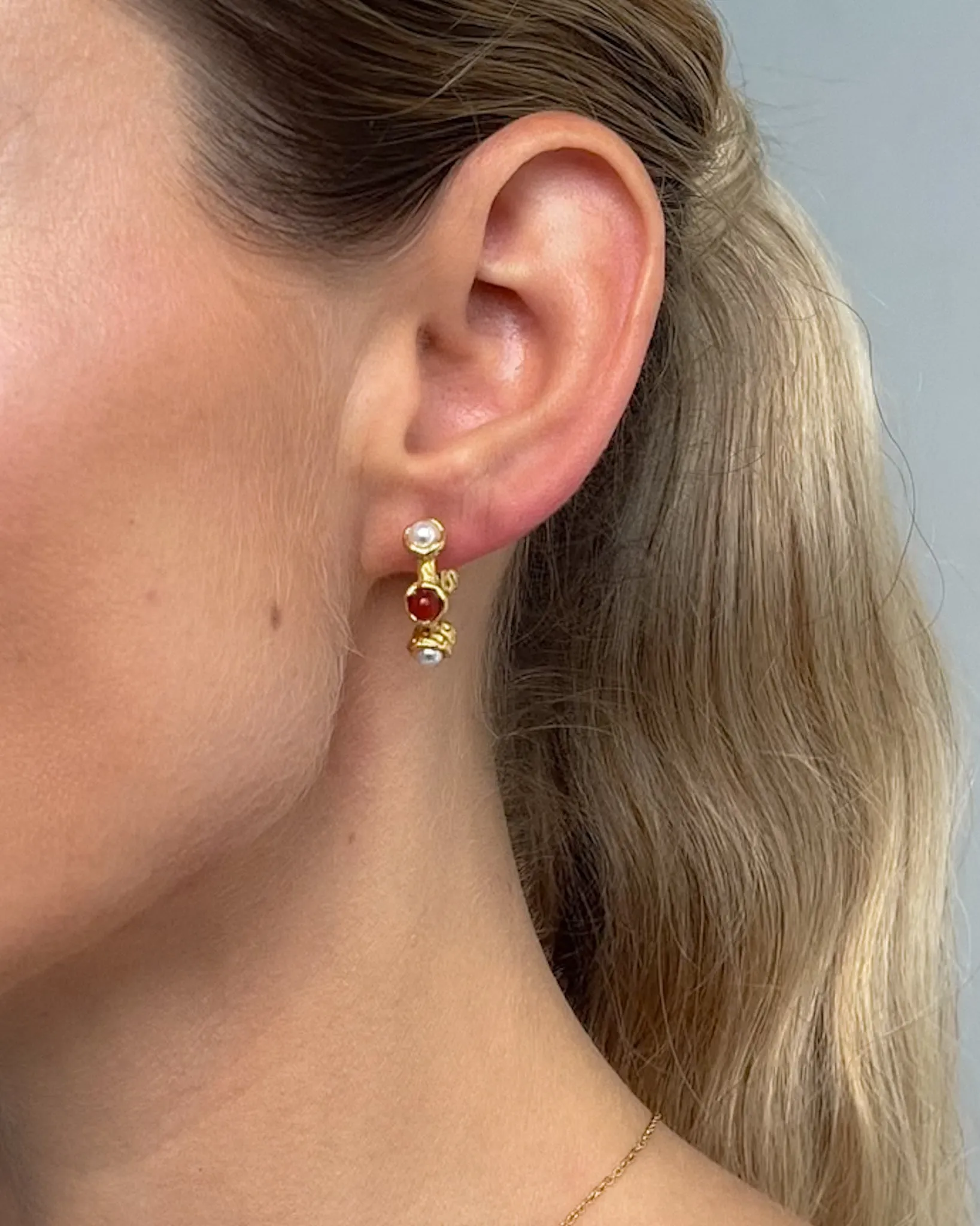 TEXTURED PEARL & STONE STUD HOOPS 18K GOLD PVD