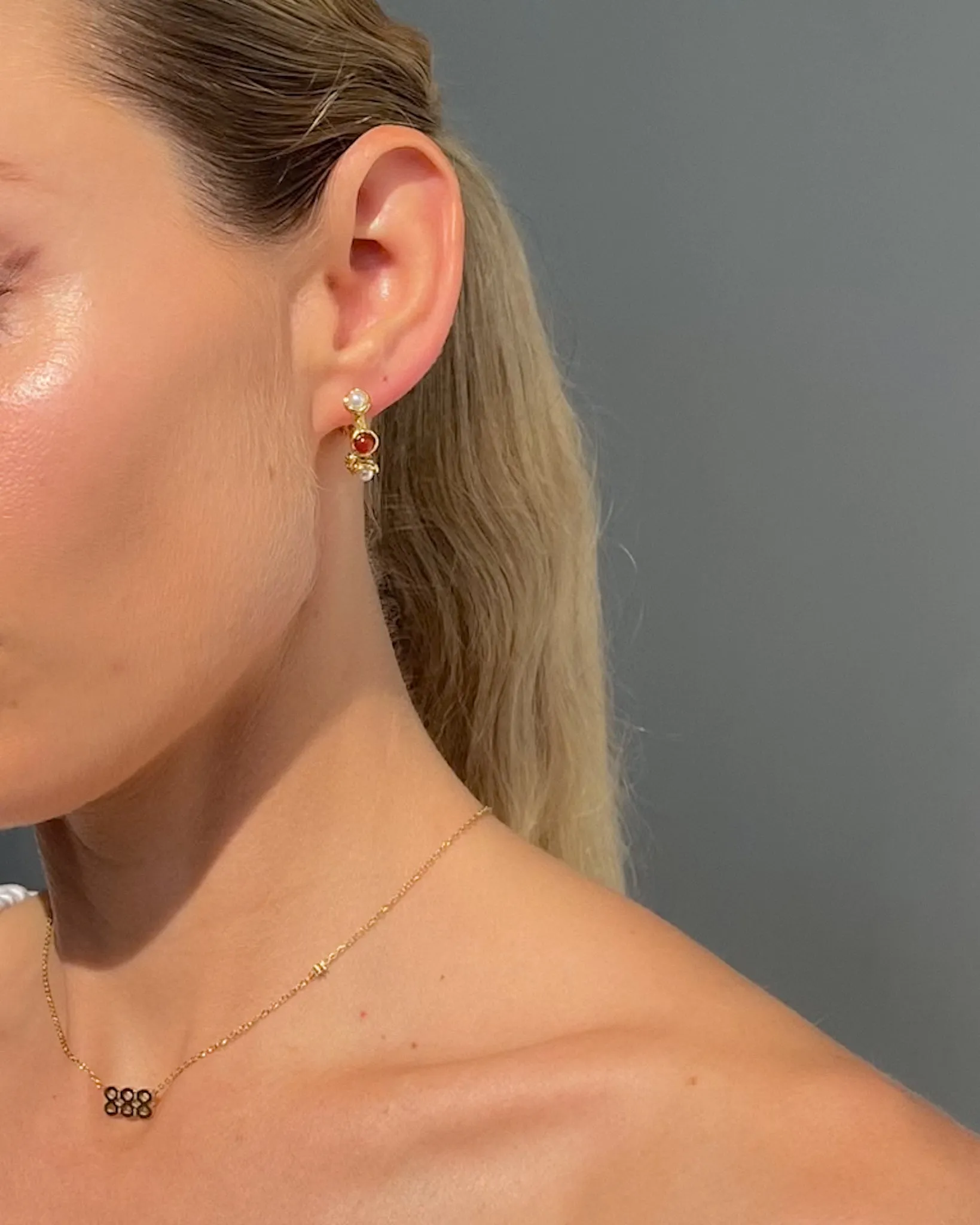 TEXTURED PEARL & STONE STUD HOOPS 18K GOLD PVD