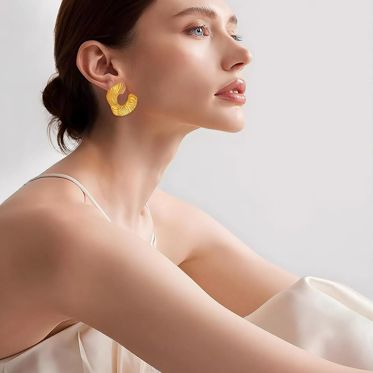 YUJIE Gold Chunky Earrings for Women Geometric Stud Earrings Summer Fashion Jewelry