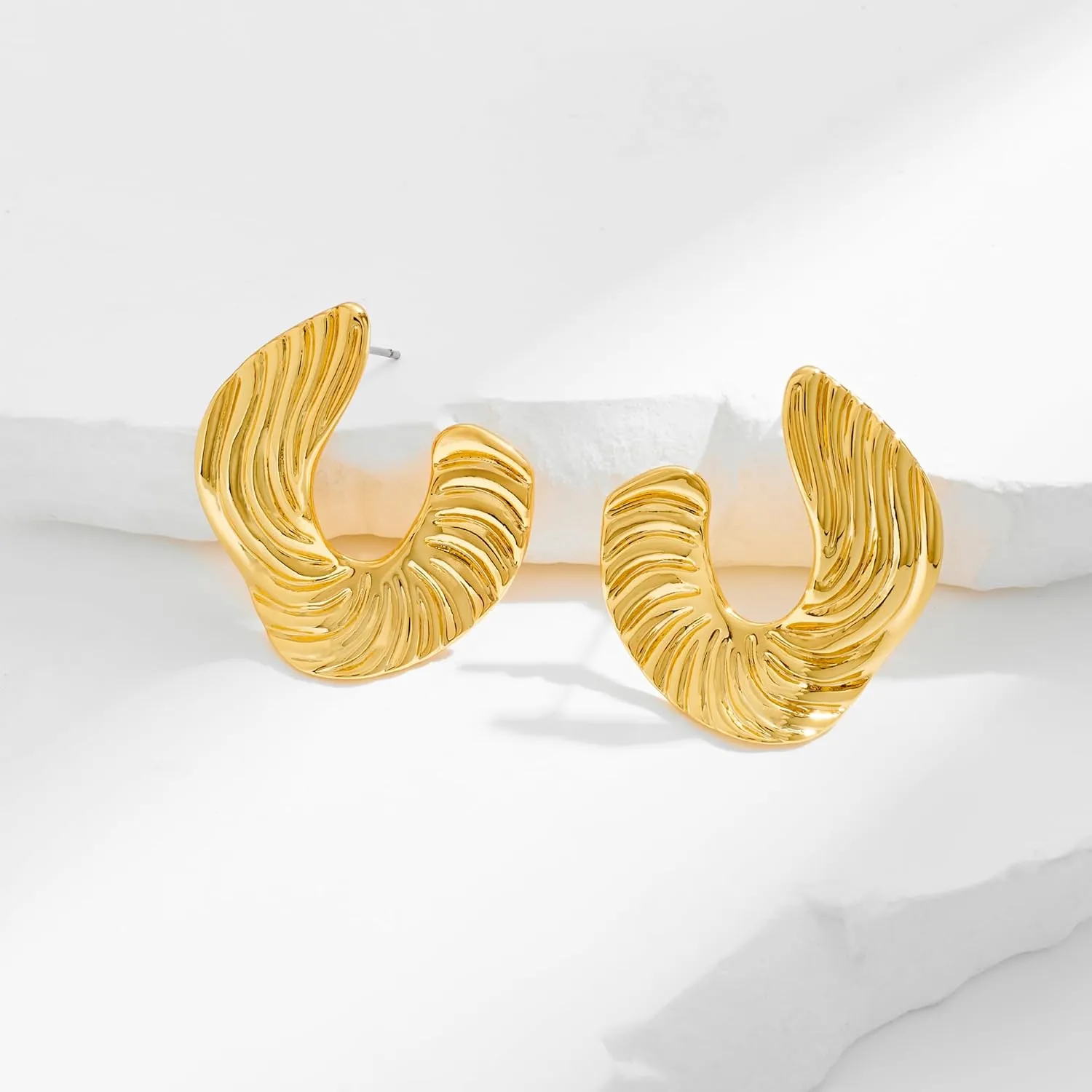 YUJIE Gold Chunky Earrings for Women Geometric Stud Earrings Summer Fashion Jewelry