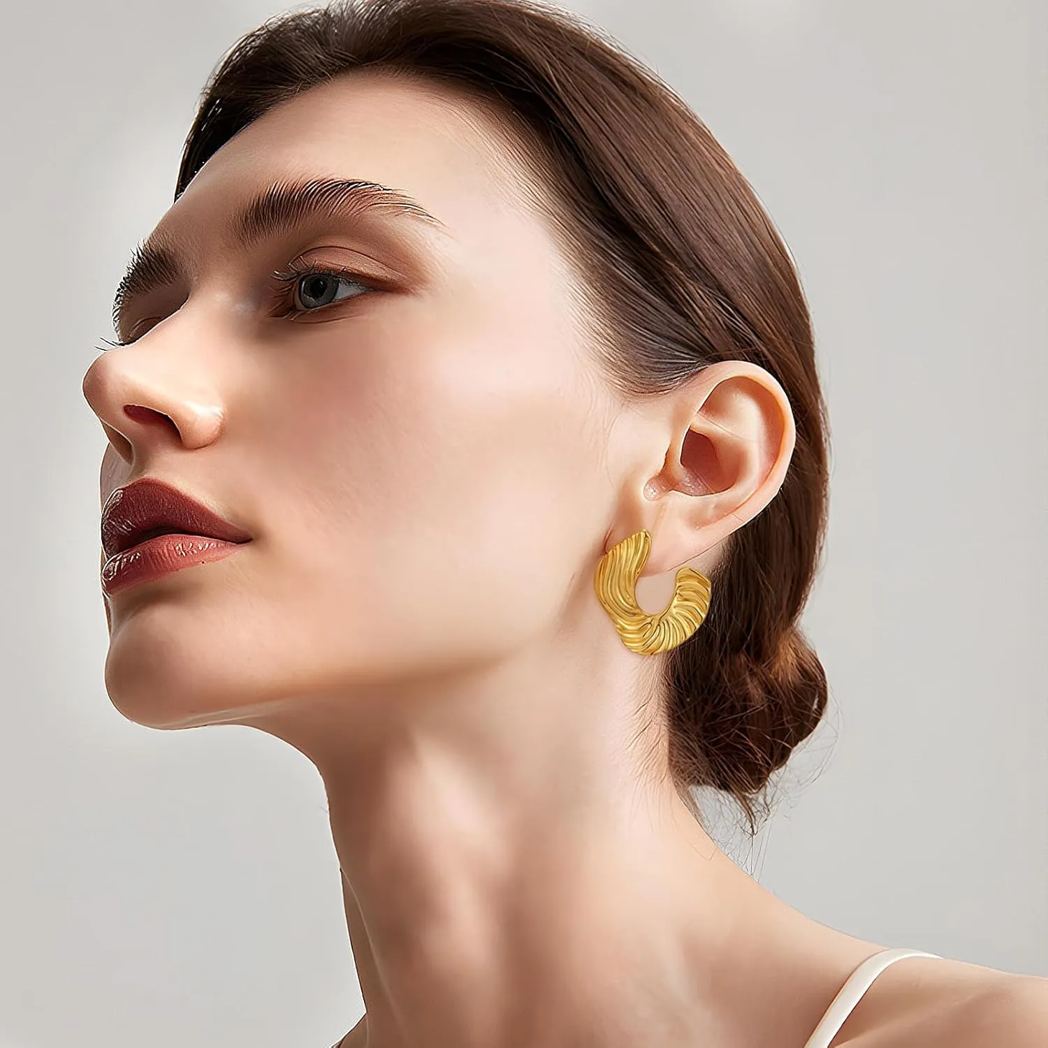 YUJIE Gold Chunky Earrings for Women Geometric Stud Earrings Summer Fashion Jewelry