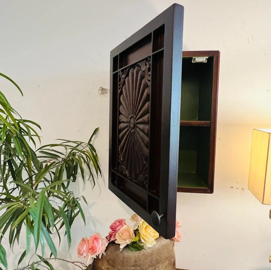 Zaroon, : Small wooden cabinet